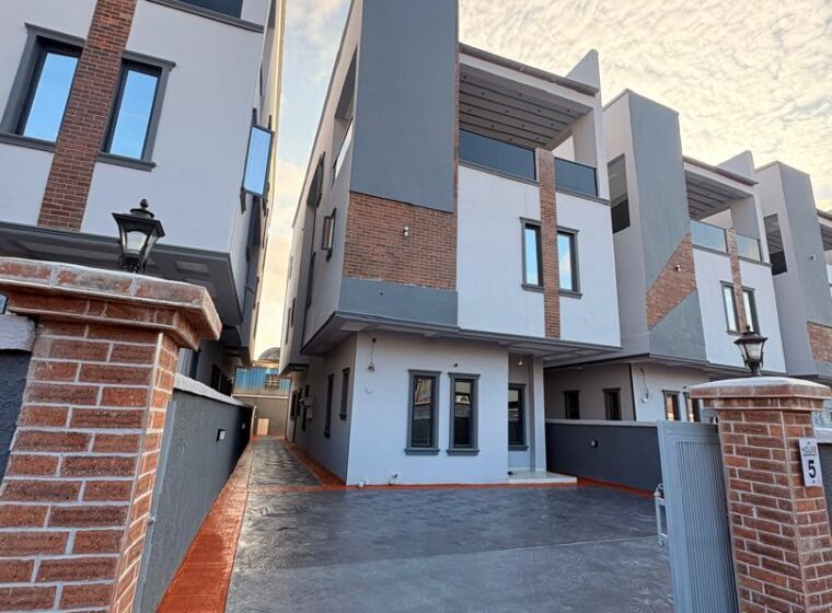 Contemporary 5-bedroom detached duplex with BQ & Study