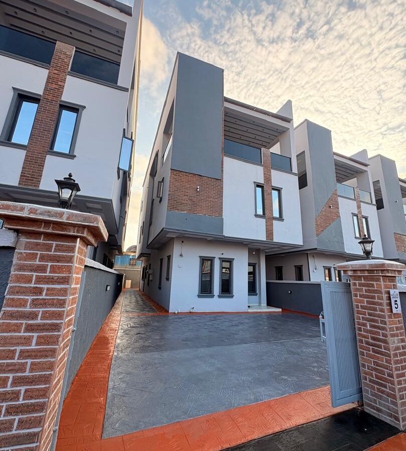 Contemporary 5-bedroom detached duplex with BQ & Study — 1