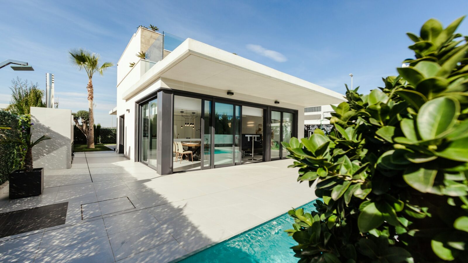 Luxury 6-bedroom mansion with pool — 1